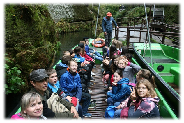 ilustrační foto - žáci šesté třídy projíždí na lodičce soutěskami v Českém Švýcarsku